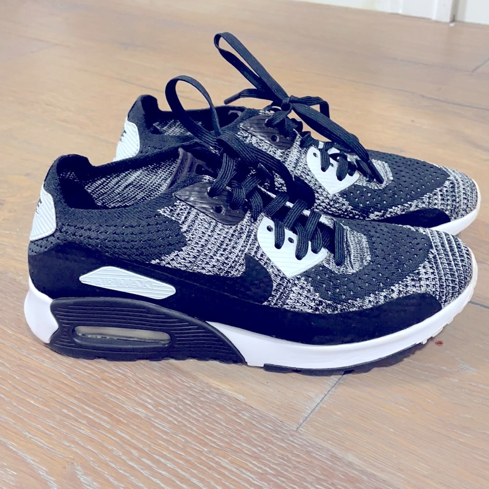 Women’s Nike Air Max athleisure shoe (like new)